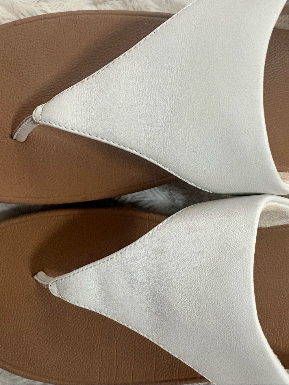 Fitflop LuLu Toe-Post sandals. Color White.  Size 9. - Picture 8 of 12